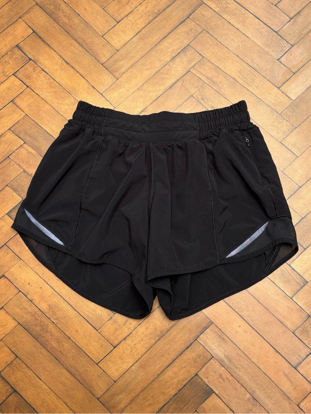(SOLD) Lululemon Hotty Hot Shorts 4" In Black Size 4 - Picture 2 of 5